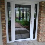 photo d'une porte blanche en aluminium