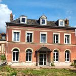 Photo de la façade d'une vieille maison avec de nouvelles menuiseries en pvc